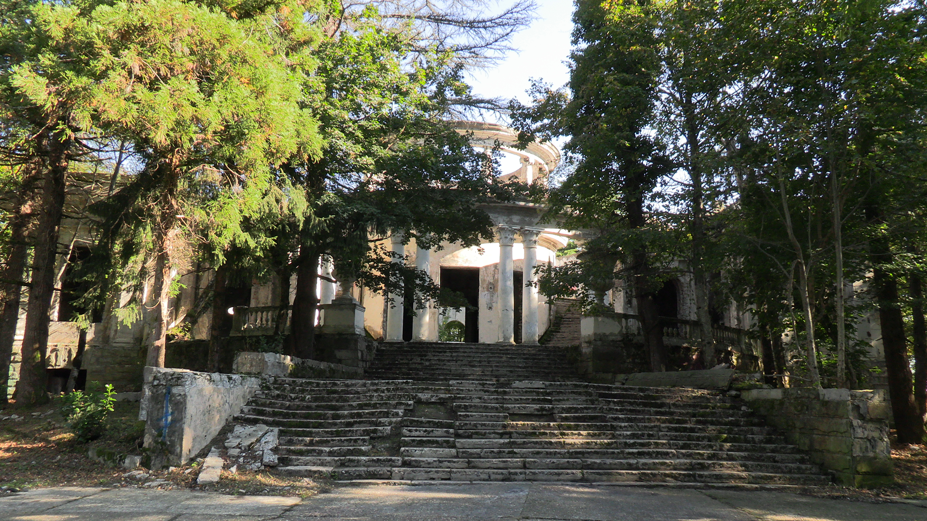 Гора Ахун, заброшенный ресторан